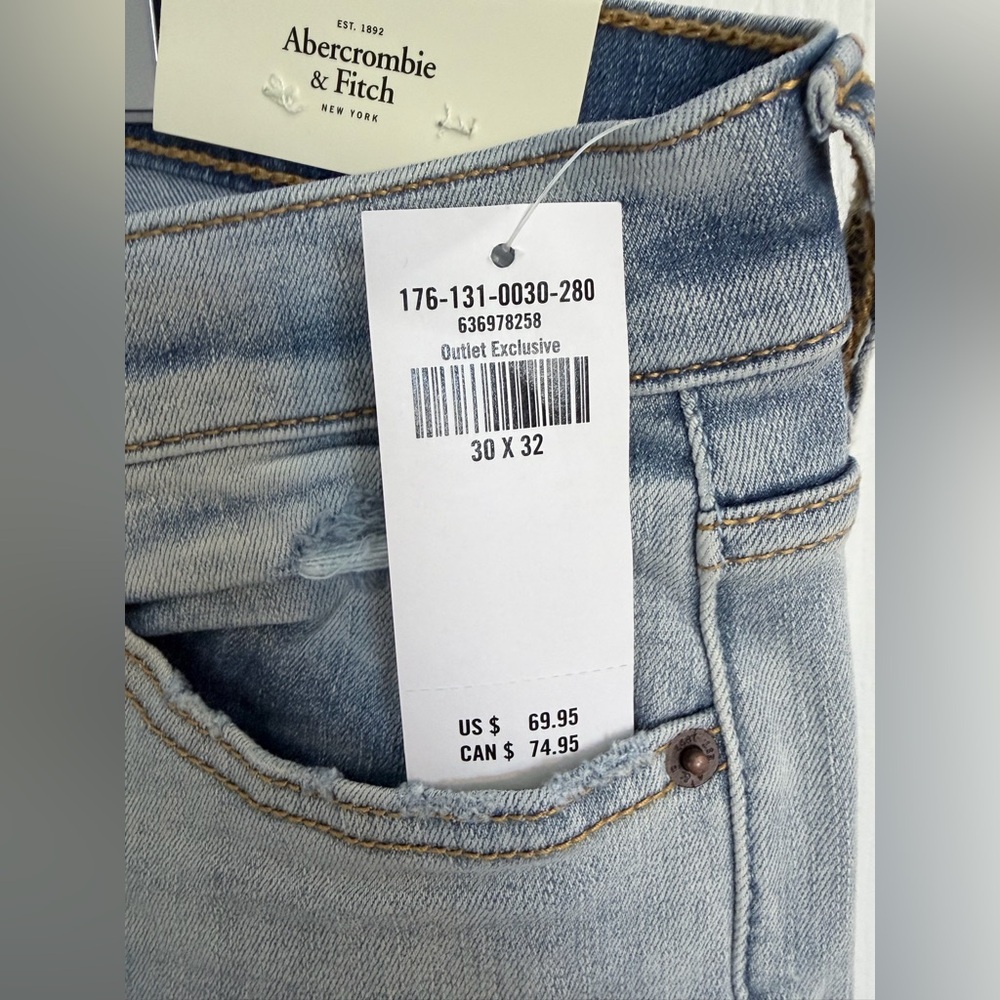NWT Abercrombie & Fitch Men's Light Blue Distressed Jeans W30L32 - Picture 3 of 9